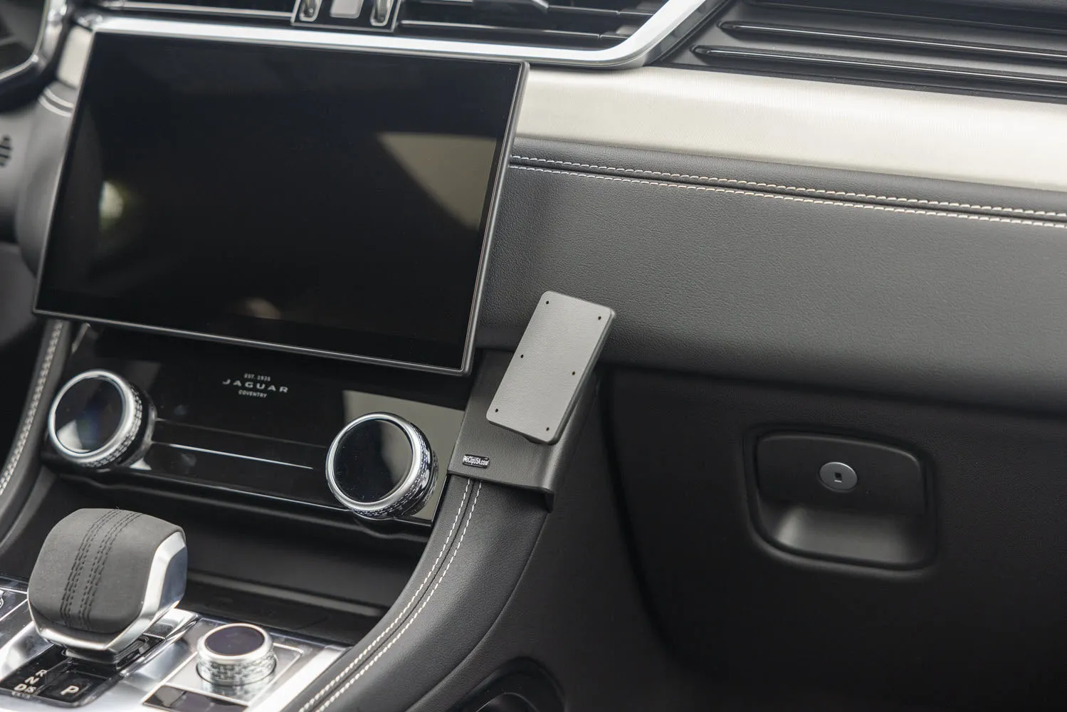 Angled Dash Mount for Jaguar F Pace